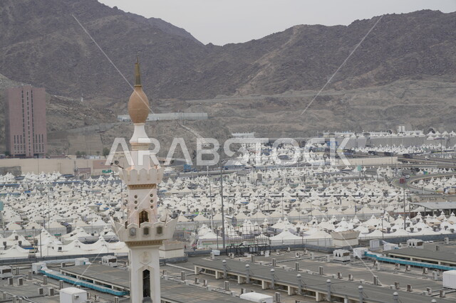 مفهوم العبادة والتقرب إلى الله، الحجاج والمعتمرين في مكة المكرمة في مشعر منى، آدء مناسك الحج في يوم عرفة, مقصد المسلمين من أنحاء العالم, مكان ومعلم إسلامي ديني مقدس في المملكة العربية السعودية