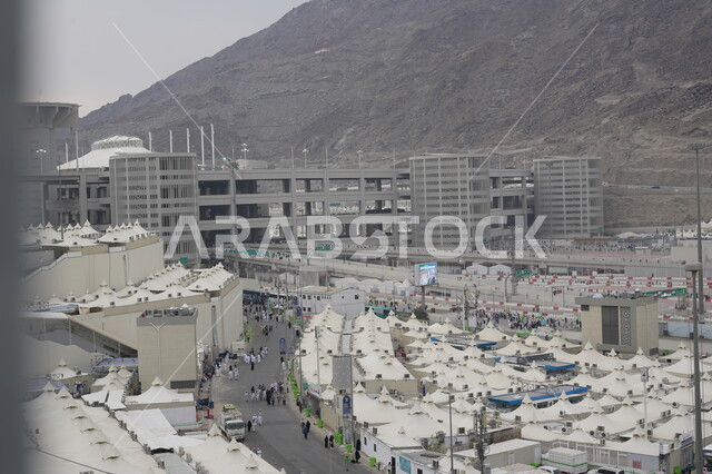 مفهوم العبادة والتقرب إلى الله، الحجاج والمعتمرين في مكة المكرمة في مشعر منى، آدء مناسك الحج في يوم عرفة, مقصد المسلمين من أنحاء العالم, مكان ومعلم إسلامي ديني مقدس في المملكة العربية السعودية
