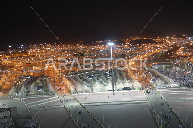مفهوم العبادة والتقرب إلى الله، الحجاج والمعتمرين في مكة المكرمة في مشعر منى، آدء مناسك الحج في يوم عرفة, مقصد المسلمين من أنحاء العالم, مكان ومعلم إسلامي ديني مقدس في المملكة العربية السعودية