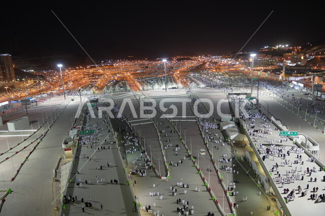 مفهوم العبادة والتقرب إلى الله، الحجاج والمعتمرين في مكة المكرمة في مشعر منى، آدء مناسك الحج في يوم عرفة, مقصد المسلمين من أنحاء العالم, مكان ومعلم إسلامي ديني مقدس في المملكة العربية السعودية