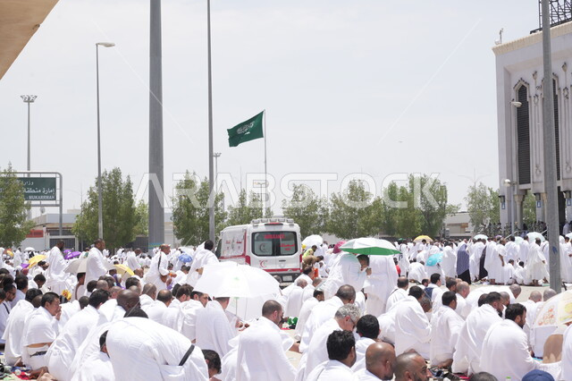 أماكن العبادة والتقرب إلى الله تعالى، توافد الحجاج أمام مسجد نمرة في موسم الحج، الطراز الإسلامي الحديث لمساجد المملكة العربية السعودية، معلم ومكان ديني مشهور في مكة المكرمة، الفن الهندسي المعماري في بناء المآذن 