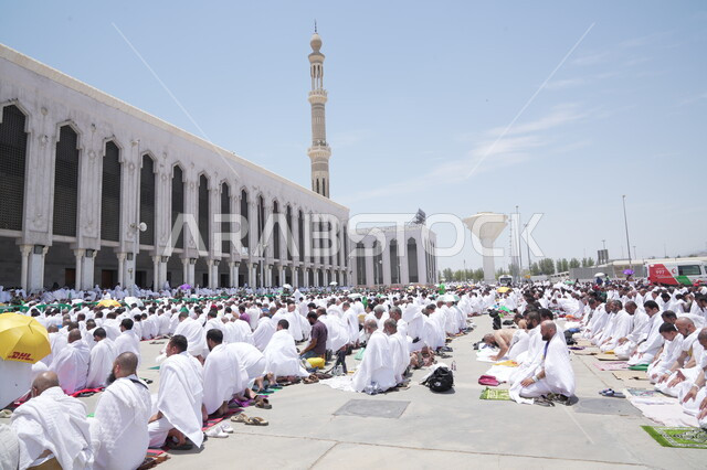 أماكن العبادة والتقرب إلى الله تعالى، توافد الحجاج أمام مسجد نمرة في موسم الحج، الطراز الإسلامي الحديث لمساجد المملكة العربية السعودية، معلم ومكان ديني مشهور في مكة المكرمة، الفن الهندسي المعماري في بناء المآذن 