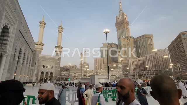 برج الساعه الملكي في المسجد الحرام، معالم دينية إسلامية مقدسة في مكة المكرمة في المملكة العربيه السعودية، الفن الهندسي المعماري للأبراج وناطحات السحاب المطلة على الحرم المكي الشريف