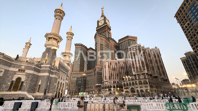 برج الساعه الملكي في المسجد الحرام، معالم دينية إسلامية مقدسة في مكة المكرمة في المملكة العربيه السعودية، الفن الهندسي المعماري للأبراج وناطحات السحاب المطلة على الحرم المكي الشريف