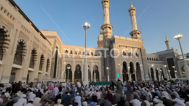 الديكور والفن الهندسي على الطراز الإسلامي للمسجد الحرام، العبادة والتقرب إلى الله، أداء مناسك الحج والعمرة، مكان اسلامي ديني مقدس، معلم الحرم المكي الشريف في مدينة مكة المكرمة في المملكة العربية السعودية