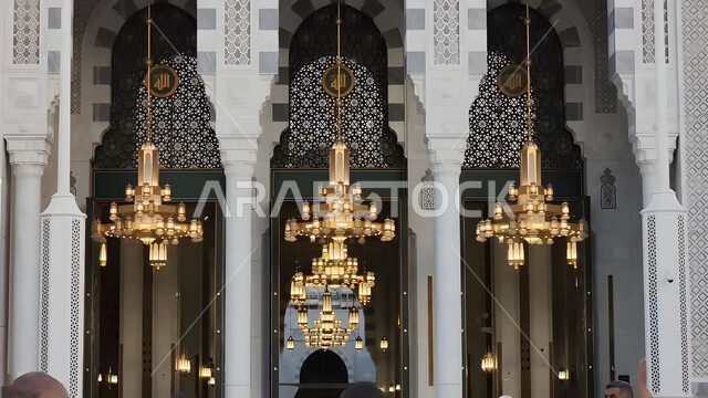 الديكور والفن الهندسي على الطراز الإسلامي للمسجد الحرام، العبادة والتقرب إلى الله، أداء مناسك الحج والعمرة، مكان اسلامي ديني مقدس، معلم الحرم المكي الشريف في مدينة مكة المكرمة في المملكة العربية السعودية