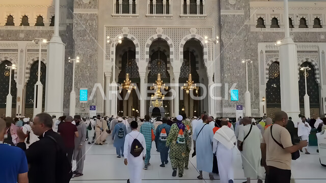 الديكور والفن الهندسي على الطراز الإسلامي للمسجد الحرام، العبادة والتقرب إلى الله، أداء مناسك الحج والعمرة، مكان اسلامي ديني مقدس، معلم الحرم المكي الشريف في مدينة مكة المكرمة في المملكة العربية السعودية