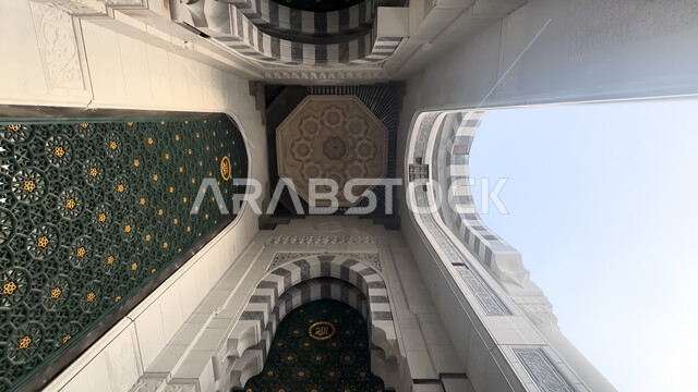 الديكور والفن الهندسي على الطراز الإسلامي للمسجد الحرام، العبادة والتقرب إلى الله، أداء مناسك الحج والعمرة، مكان اسلامي ديني مقدس، معلم الحرم المكي الشريف في مدينة مكة المكرمة في المملكة العربية السعودية