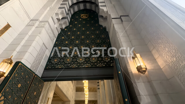 الديكور والفن الهندسي على الطراز الإسلامي للمسجد الحرام، العبادة والتقرب إلى الله، أداء مناسك الحج والعمرة، مكان اسلامي ديني مقدس، معلم الحرم المكي الشريف في مدينة مكة المكرمة في المملكة العربية السعودية