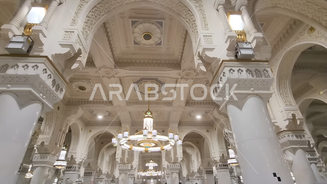 الديكور والفن الهندسي على الطراز الإسلامي للمسجد الحرام، العبادة والتقرب إلى الله، أداء مناسك الحج والعمرة، مكان اسلامي ديني مقدس، معلم الحرم المكي الشريف في مدينة مكة المكرمة في المملكة العربية السعودية