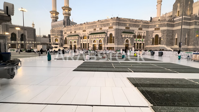 الديكور والفن الهندسي على الطراز الإسلامي للمسجد الحرام، العبادة والتقرب إلى الله، أداء مناسك الحج والعمرة، مكان اسلامي ديني مقدس، معلم الحرم المكي الشريف في مدينة مكة المكرمة في المملكة العربية السعودية