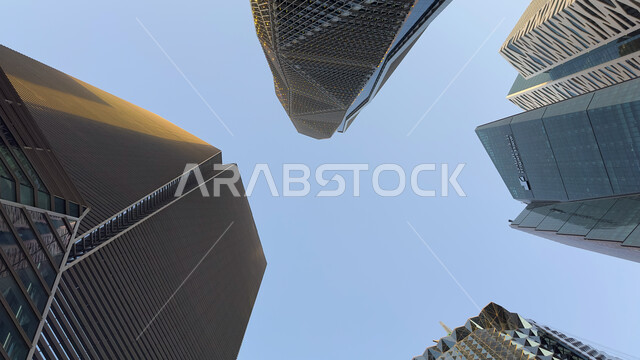 مركز الملك عبد الله المالي (كافد)، صورة من الاسفل للأبراج والمنشآت المالية في مدينة الرياض، التطور والنمو العمراني في السعودية، الفن الهندسي المعماري للمباني وناطحات السحاب المشهورة في المملكة، ازدهار وتحقيق النهضة الاقتصادية والتجارية