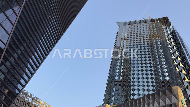 مركز الملك عبد الله المالي (كافد)، صورة من الاسفل للأبراج والمنشآت المالية في مدينة الرياض، التطور والنمو العمراني في السعودية، الفن الهندسي المعماري للمباني وناطحات السحاب المشهورة في المملكة، ازدهار وتحقيق النهضة الاقتصادية والتجارية
