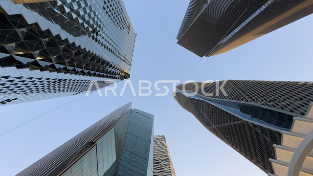 مركز الملك عبد الله المالي (كافد)، صورة من الاسفل للأبراج والمنشآت المالية في مدينة الرياض، التطور والنمو العمراني في السعودية، الفن الهندسي المعماري للمباني وناطحات السحاب المشهورة في المملكة، ازدهار وتحقيق النهضة الاقتصادية والتجارية