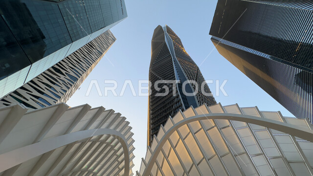 مركز الملك عبد الله المالي (كافد)، صورة من الاسفل للأبراج والمنشآت المالية في مدينة الرياض، التطور والنمو العمراني في السعودية، الفن الهندسي المعماري للمباني وناطحات السحاب المشهورة في المملكة، ازدهار وتحقيق النهضة الاقتصادية والتجارية