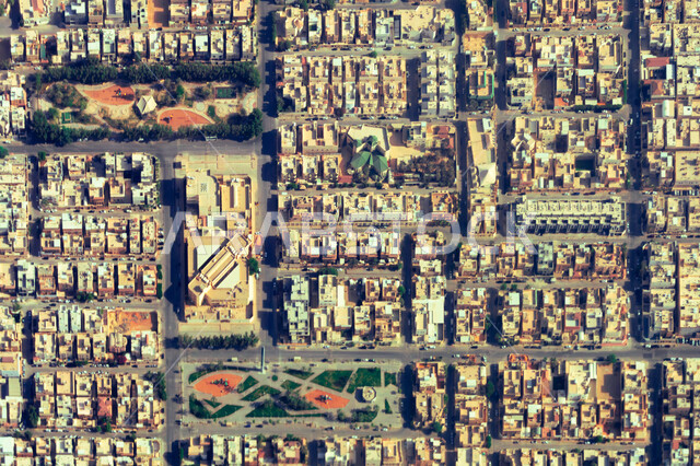 الفن الهندسي المعماري لمنشآت ومباني العاصمة، شبكة الطرق والمواصلات العامة، أماكن ومعالم سياحية، صورة جوية للمنازل والبيوت السكنية في مدينة الرياض في المملكة العربية السعودية في النهار
