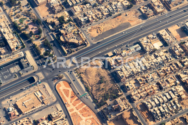 الفن الهندسي المعماري لمنشآت ومباني العاصمة، شبكة الطرق والمواصلات العامة، أماكن ومعالم سياحية، صورة جوية للمنازل والبيوت السكنية في مدينة الرياض في المملكة العربية السعودية في النهار