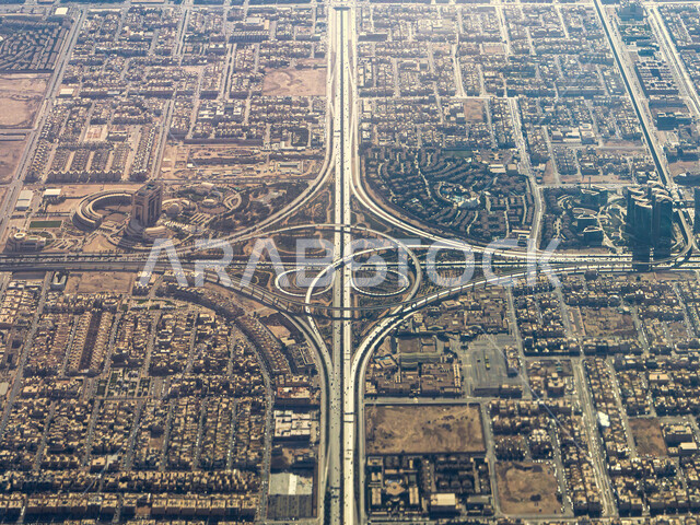 الفن الهندسي المعماري لمنشآت ومباني العاصمة، شبكة الطرق والمواصلات العامة، أماكن ومعالم سياحية، صورة جوية للمنازل والبيوت السكنية في مدينة الرياض في المملكة العربية السعودية في النهار