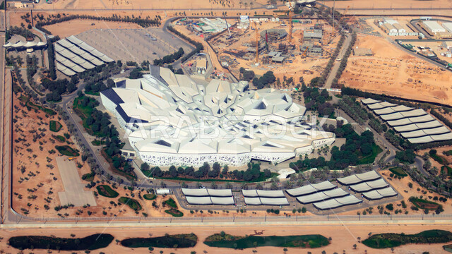 الفن الهندسي المعماري لمنشآت ومباني العاصمة، شبكة الطرق والمواصلات العامة، أماكن ومعالم سياحية، صورة جوية للمنازل والبيوت السكنية في مدينة الرياض في المملكة العربية السعودية في النهار