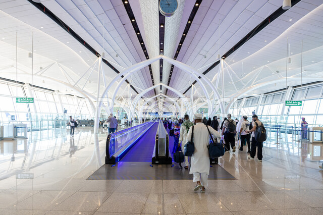 صالات استقبال المسافرين، تقديم الخدمات الراقيه للمغادرين والقادمين في مطار الملك عبد العزيز، رحلات السفر الجويه، الديكورات الداخليه والفن الهندسي المتميز لمطار جده الدولي في المملكة العربية السعودية