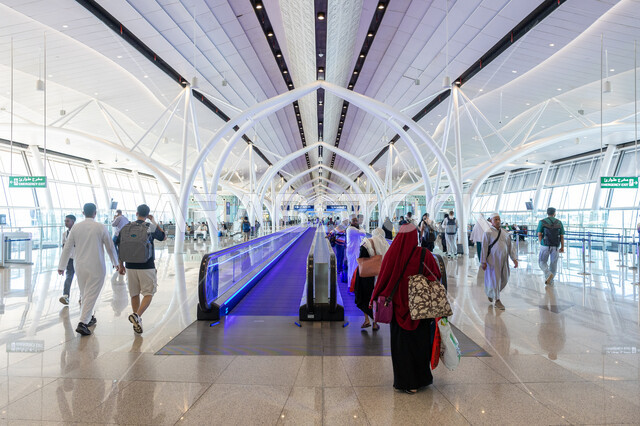 صالات استقبال المسافرين، تقديم الخدمات الراقيه للمغادرين والقادمين في مطار الملك عبد العزيز، رحلات السفر الجويه، الديكورات الداخليه والفن الهندسي المتميز لمطار جده الدولي في المملكة العربية السعودية