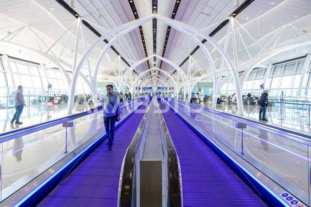 صالات استقبال المسافرين، تقديم الخدمات الراقيه للمغادرين والقادمين في مطار الملك عبد العزيز، رحلات السفر الجويه، الديكورات الداخليه والفن الهندسي المتميز لمطار جده الدولي في المملكة العربية السعودية