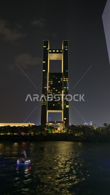 فندق فور سيزون المطل على البحر في البحرين ليلا، التصاميم الهندسية المعمارية على الطراز الحديث والمتطور، التقدم العمراني للفنادق الفاخرة، الفن الهندسي للابراج وناطحات السحاب في العاصمة، أماكن سياحية مشهورة، مناطق جذب واستقطاب السياح من جميع انحاء العالم