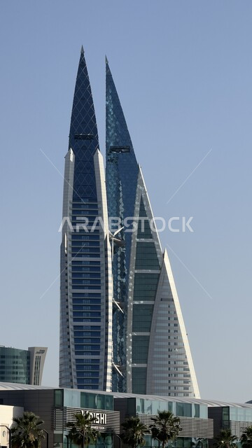 مركز البحرين التجاري العالمي المطل على البحر في النهار، الفن الهندسي المعماري للأبراج والمباني وناطحات السحاب في المنامة، أماكن سياحية مشهورة، النمو والتقدم العمراني في العاصمة، التصاميم الهندسية المعمارية على الطراز الحديث والمتطور 