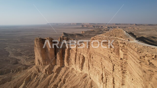 حافة نهاية العالم الجبلية في مدينة الرياض، سلسلة جبال طويق في نجد، المعالم والأماكن السياحية الطبيعية المشهورة، الرمال الذهبية الناعمة في صحاري المملكة العربية السعودية، التكوينات والتشكيلات الصخرية والمناظر الطبيعية في الصحراء