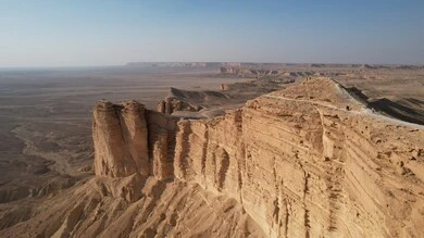 حافة نهاية العالم الجبلية في مدينة الرياض، سلسلة جبال طويق في نجد، المعالم والأماكن السياحية الطبيعية المشهورة، الرمال الذهبية الناعمة في صحاري المملكة العربية السعودية، التكوينات والتشكيلات الصخرية والمناظر الطبيعية في الصحراء