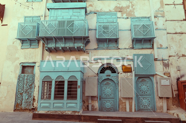 الرواشين القديمه في المدينة التاريخية في جدة، تصميم معماري عربي و إسلامي قديم، البيوت الأثرية في البلد التاريخي في جدة, أماكن سياحية تراثية شعبية في المملكة العربية السعودية، المعالم التاريخية في حي البلد