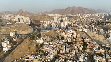 مكان ومعلم ديني مقدس في المملكة العربية السعودية, صورة علوية للفن الهندسي المعماري للأبراج وناطحات السحاب  في مكة المكرمة، مقصد المسلمين من مختلف البلدان، التقدم والنمو العمراني للفنادق والمباني المطلة على الحرم المكي الشريف