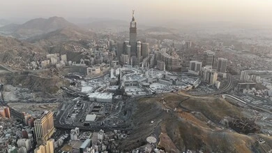  مكان ومعلم ديني مقدس في المملكة العربية السعودية, صورة علوية للفن الهندسي المعماري للأبراج وناطحات السحاب  في مكة المكرمة، مقصد المسلمين من مختلف البلدان، التقدم والنمو العمراني للفنادق والمباني المطلة على الحرم المكي الشريف