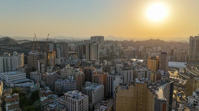  مكان ومعلم ديني مقدس في المملكة العربية السعودية, صورة علوية للفن الهندسي المعماري للأبراج وناطحات السحاب  في مكة المكرمة، مقصد المسلمين من مختلف البلدان، التقدم والنمو العمراني للفنادق والمباني المطلة على الحرم المكي الشريف