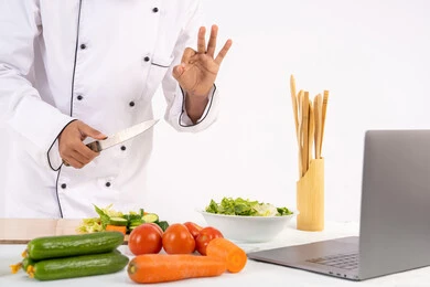 الإشارة بإيماءات الإعجاب، تعلم وتطبيق فنون الطهي من خلال المواقع الإلكترونية باستخدام الحاسوب، توعية المجتمع بإعداد الطعام الصحي، بورتريه لرجل عربي خليجي اماراتي يرتدي زي العمل يقوم بتصوير وعرض الطبخ عبر اللابتوب، شيف سعودي يحضر وصفة صحية عبر بث مباشر، خلفية بيضاء