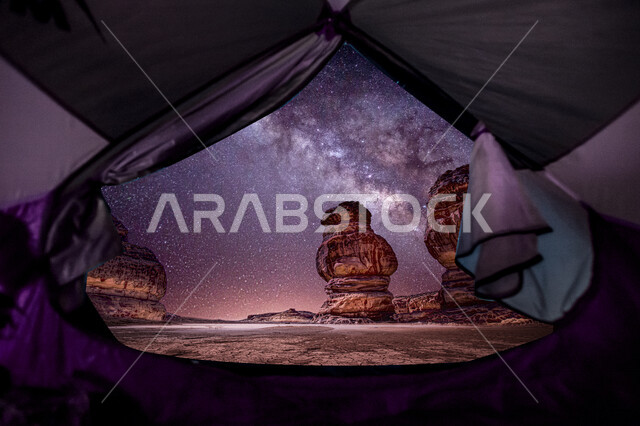 اطلالة رائعة من داخل الخيمة لمجرة درب التبانة فوق التكوينات الصخرية في العلا في شمال غرب المملكة العربية السعودية ، جمال التكوينات الصخرية في السعودية ، معالم اثرية سياحية في السعودية ، رحلة سياحية