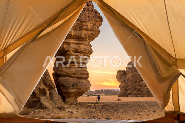 اطلالة رائعة من داخل الخيمة لصخرة الفيل في العلا في شمال غرب المملكة العربية السعودية ، جمال التكوينات الصخرية في السعودية ، معالم اثرية سياحية في السعودية ، رحلة سياحية