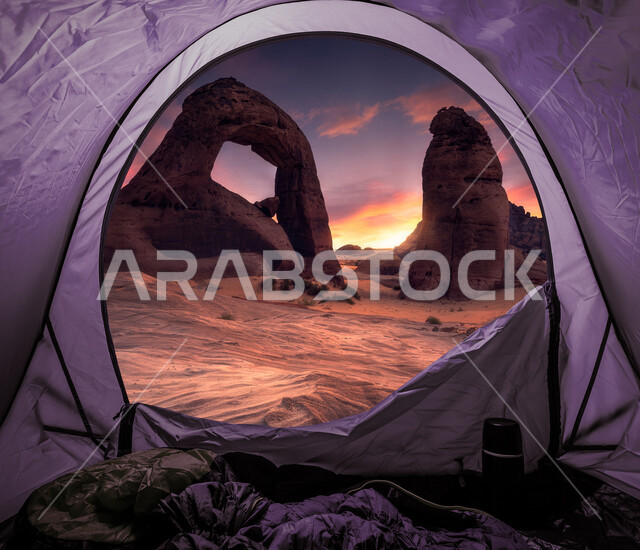 اطلالة رائعة من داخل الخيمة لجبل القوس الكبير (مقرط الدبوس) في العلا في شمال غرب المملكة العربية السعودية ، جمال التكوينات الصخرية في السعودية ، معالم اثرية سياحية في السعودية ، رحلة سياحية