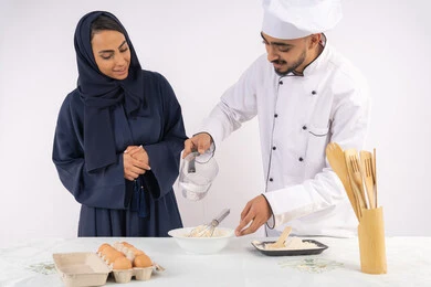التدرب على المقادير والمكونات المعيارية، ربة منزل سعودية تقوم بتعلم صناعة الخبز والمعجنات، دورة تحضير وإعداد المخبوزات الشهية، بورتريه لشيف عربي خليجي اماراتي يقوم بتدريب إمرأة على اساسيات العمل في المطبخ، خلفية بيضاء التدرب على المقادير والمكونات المعيارية، ربة منزل سعودية تقوم بتعلم صناعة الخبز والمعجنات، دورة تحضير وإعداد المخبوزات الشهية، بورتريه لشيف عربي خليجي اماراتي يقوم بتدريب إمرأة على اساسيات العمل في المطبخ، خلفية بيضاء