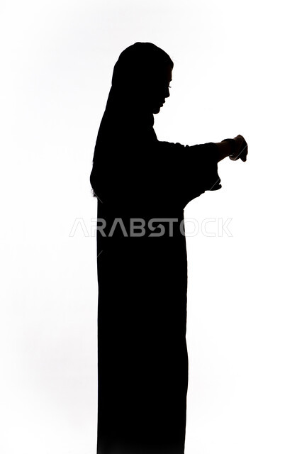 إدارة الجداول الزمنية،  تنظيم وترتيب التوقيت،صورة ظلية لامراه عربيه خليجيه اماراتيه ترتدي ساعة اليد ينظر اليها يقوم بمراقبة الوقت ، مشروبات ساخنة ، تحديد مواعيد العمل، خلفية بيضاء