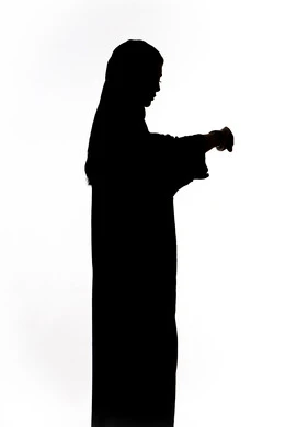 إدارة الجداول الزمنية،  تنظيم وترتيب التوقيت،صورة ظلية لامراه عربيه خليجيه اماراتيه ترتدي ساعة اليد ينظر اليها يقوم بمراقبة الوقت ، مشروبات ساخنة ، تحديد مواعيد العمل، خلفية بيضاء