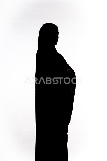مفهوم الأناقة والاهتمام بالمظهر الخارجي، الوقوف باستقامه وثقه بالنفس ، الانوثه والنعومه ، صورة ظلية لامرأة عربية خليجية إماراتية  ،أزياء محجبات عصرية راقية، خلفية بيضاء