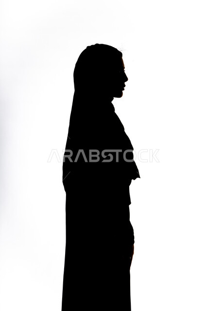 الوقوف باستقامه وثقه بالنفس ، الانوثه والنعومه ، صورة ظلية لامرأة عربية خليجية إماراتية  ،أزياء محجبات عصرية راقية، مفهوم الأناقة والاهتمام بالمظهر الخارجي،خلفية بيضاء