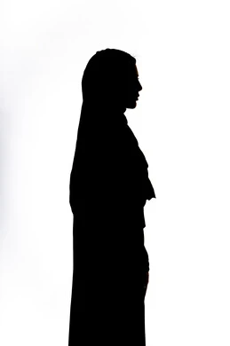 الوقوف باستقامه وثقه بالنفس ، الانوثه والنعومه ، صورة ظلية لامرأة عربية خليجية إماراتية  ،أزياء محجبات عصرية راقية، مفهوم الأناقة والاهتمام بالمظهر الخارجي،خلفية بيضاء