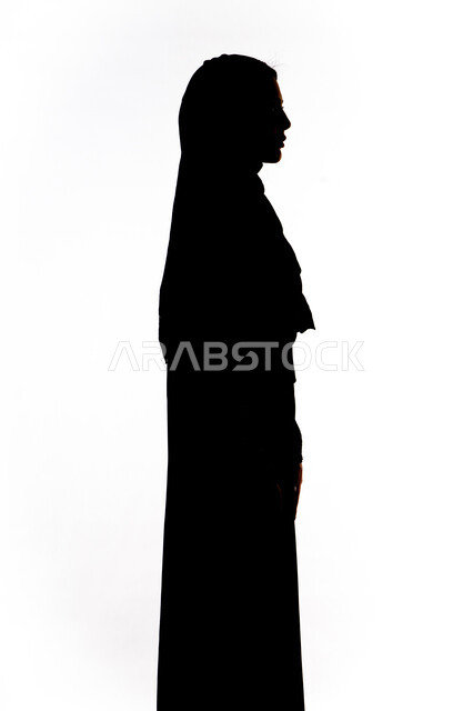 الانوثه والنعومه ، صورة ظلية لامرأة عربية خليجية إماراتية تقف باستقامه وثقه بالنفس ،أزياء محجبات عصرية راقية، مفهوم الأناقة والاهتمام بالمظهر الخارجي،خلفية بيضاء