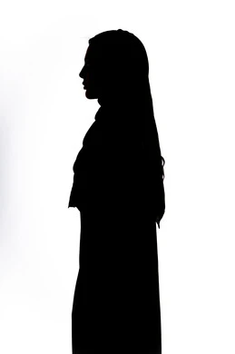 أزياء محجبات عصرية راقية،  مفهوم الأناقة والاهتمام بالمظهر الخارجي، صورة ظلية لامرأة عربية خليجية إماراتية تقف باستقامه وثقه بالنفس ،خلفية بيضاء