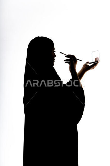 الإهتمام بالجمال والمظهر الخارجي ، إستخدام إحدى أدوات التجميل ( فرشاة ظل العيون ) ،  التسويق لمنتجات التجميل ، صورة ظلية لمرأة عربية خليجية اماراتيه، أدوات مكياج تتوريال ، خلفية بيضاء