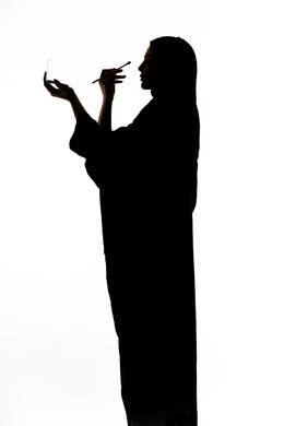 إستخدام إحدى أدوات التجميل ( فرشاة ظل العيون ) ،  التسويق لمنتجات التجميل ، صورة ظلية لمرأة عربية خليجية اماراتيه، الإهتمام بالجمال والمظهر الخارجي ، أدوات مكياج تتوريال ، خلفية بيضاء