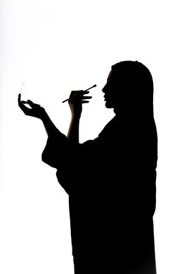 التسويق لمنتجات التجميل ، إستخدام إحدى أدوات التجميل ( فرشاة ظل العيون ) ، صورة ظلية لمرأة عربية خليجية اماراتيه، الإهتمام بالجمال والمظهر الخارجي ، أدوات مكياج تتوريال ، خلفية بيضاء