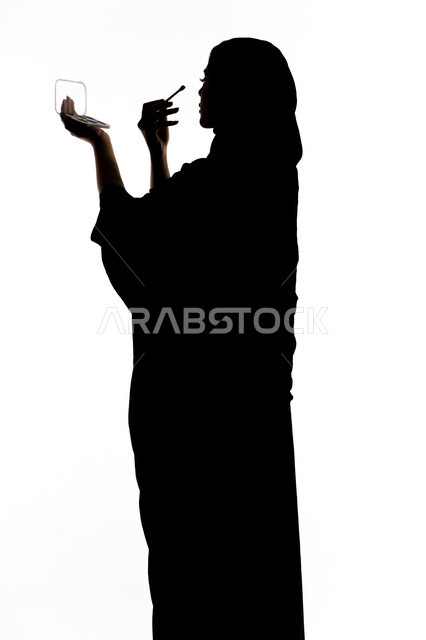 الإهتمام بالجمال والمظهر الخارجي ، أدوات مكياج تتوريال ، التسويق لمنتجات التجميل ، إستخدام إحدى أدوات التجميل ( فرشاة ظل العيون ) ، صورة ظلية لمرأة عربية خليجية اماراتيه، خلفية بيضاء